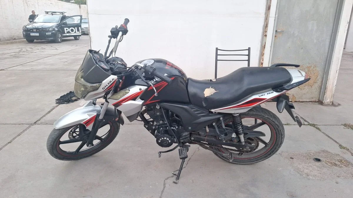 Tras una persecución, detienen a dos jóvenes que circulaban por calles de Las Heras en una moto robada
