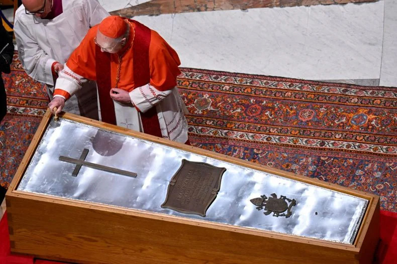Cerraron el féretro del Papa Francisco y ultiman detalles para el funeral del sábado