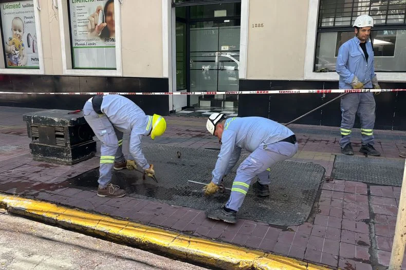 Empleados de Edemsa trabajando en el lugar que se incendió en Ciudad