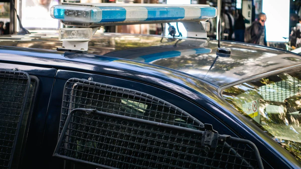 Detienen a una pareja que circulaba por calles de Godoy Cruz con un arma escondida en su auto