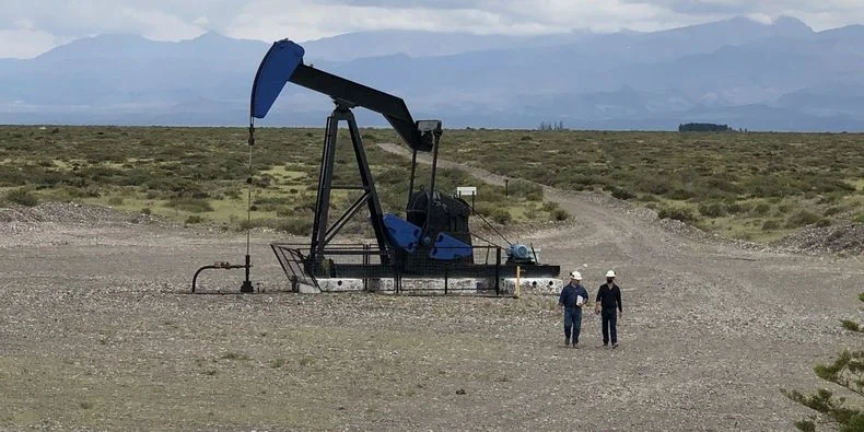 Mendoza atraviesa una encrucijada entre el repliegue de YPF a Vaca Muerta y la resignación de regalías como condición para que las empresas trabajen áreas maduras. 
