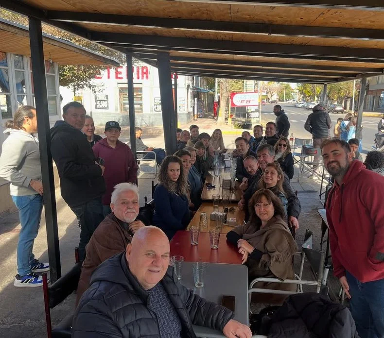 El ministro de Defensa de la Naci&oacute;n, Luis Petri junto a su equipo de Mendocinos por el Futuro.&nbsp;
