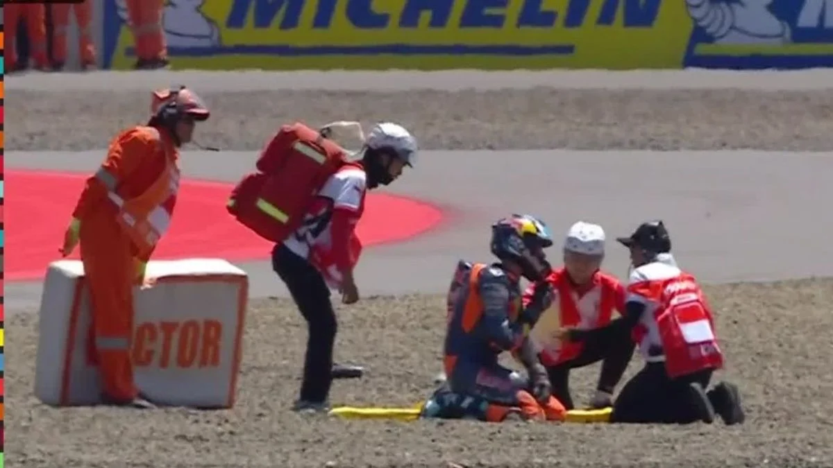 El estremecedor accidente de Valentín Perrone: fue embestido, salió despedido y paralizó el ensayo de Moto3
