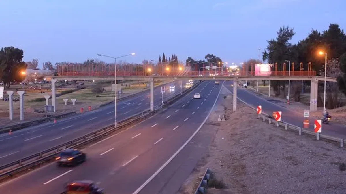 Un hombre murió tras ser embestido por un auto en el Acceso Este