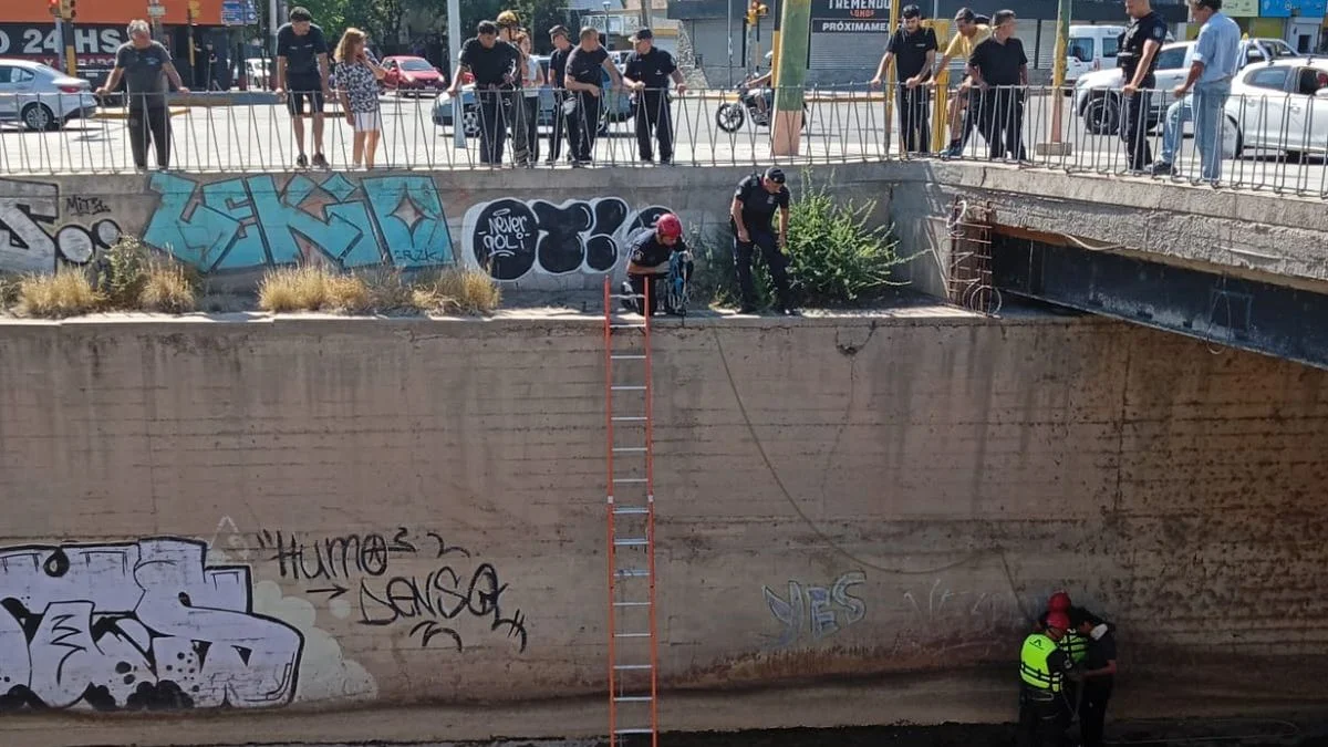 Intentó huir de la Policía: saltó al Cacique Guaymallén y tuvieron que llamar a bomberos para sacarlo