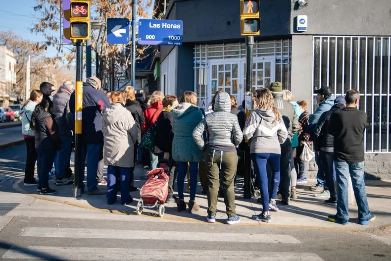 Esquina transitada en San José: Godoy Cruz y Las Heras. Allí se reunieron los vecinos para interiorizarse sobre las alarmas comunitarias de Guaymallén. 