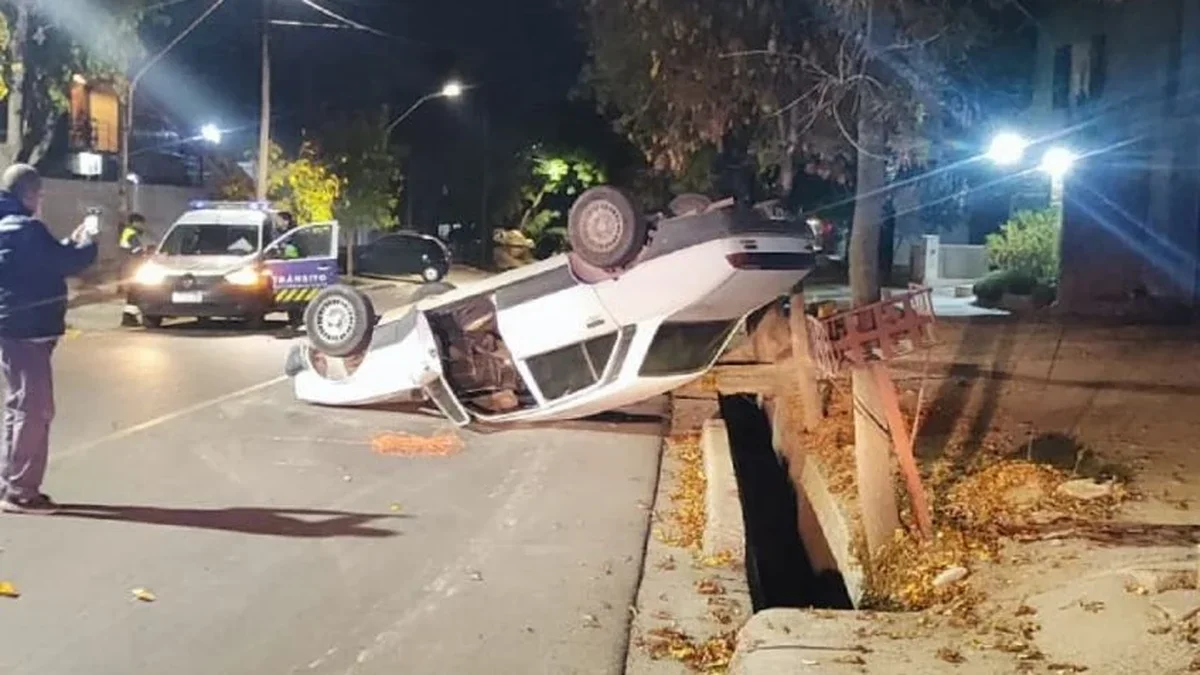 Impactante vuelco en Guaymallén: un conductor ebrio terminó con el auto "ruedas para arriba"