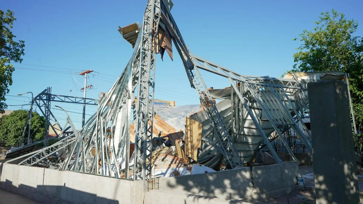 Siete heridos: colapsó la estructura metálica de una obra en construcción en Maipú y el techo se derrumbó