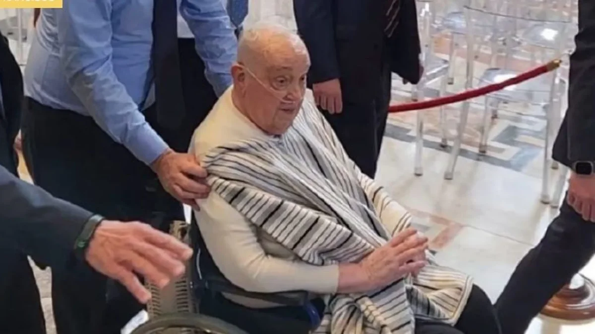Sorpresiva aparición del Papa Francisco en la basílica de San Pedro del Vaticano