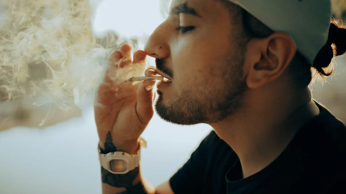Fumaba marihuana frente a la sede de la Policía Federal y quedó aprehendido