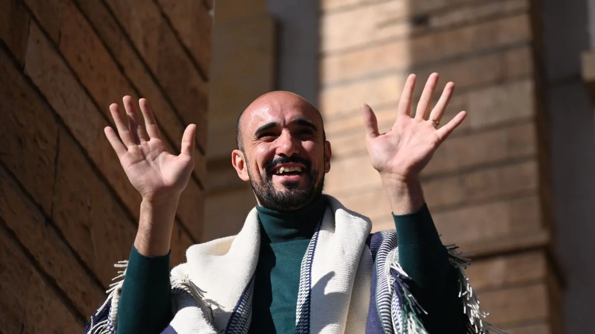 Abel Pintos cantó la Marcha de San Lorenzo y deleitó a los mendocinos