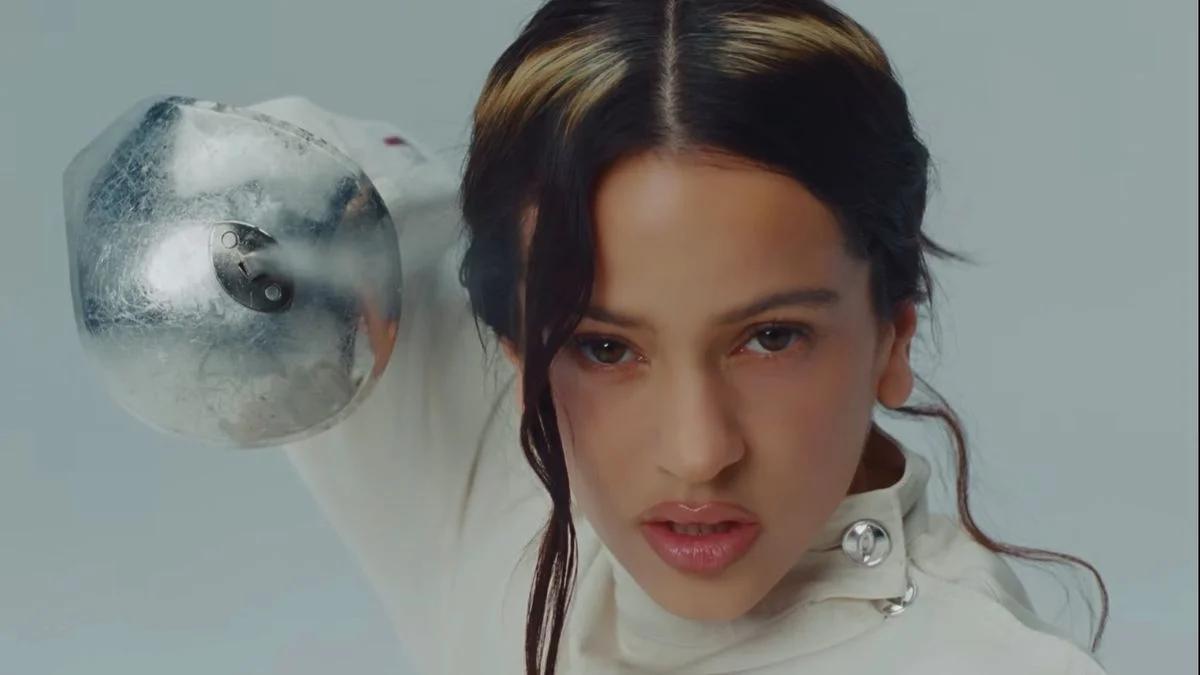 Rosalía salió a relucir su cinturón de castidad en el videoclip oficial de La Perla
