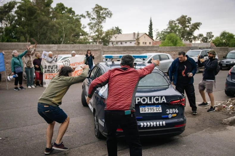Un móvil policial traslada a Mauricio Cornejo desde el Polo Judicial al Hospital Central. 
