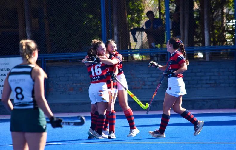 Los Tordos goleó a Banco Mendoza y lidera el Clausura de hockey sobre césped femenino.