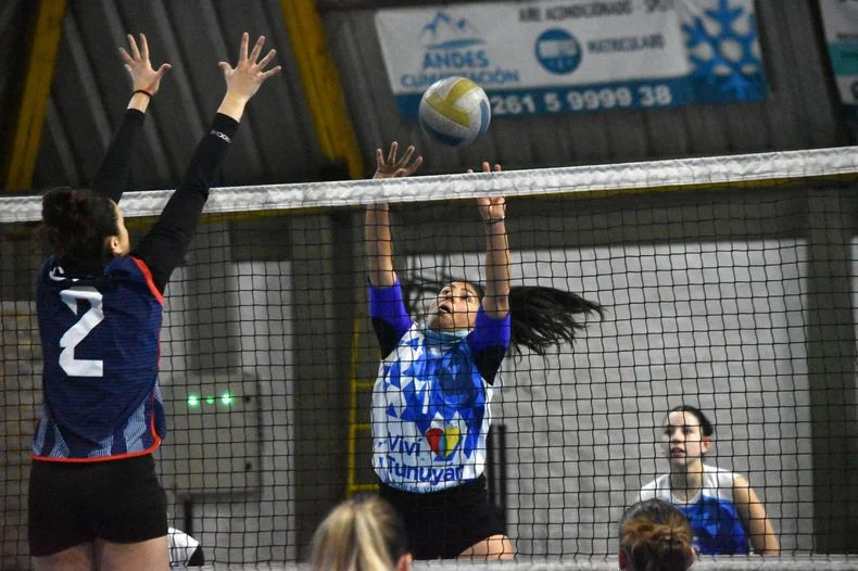 El femenino abre hoy los cuartos de final del Apertura de vóley.