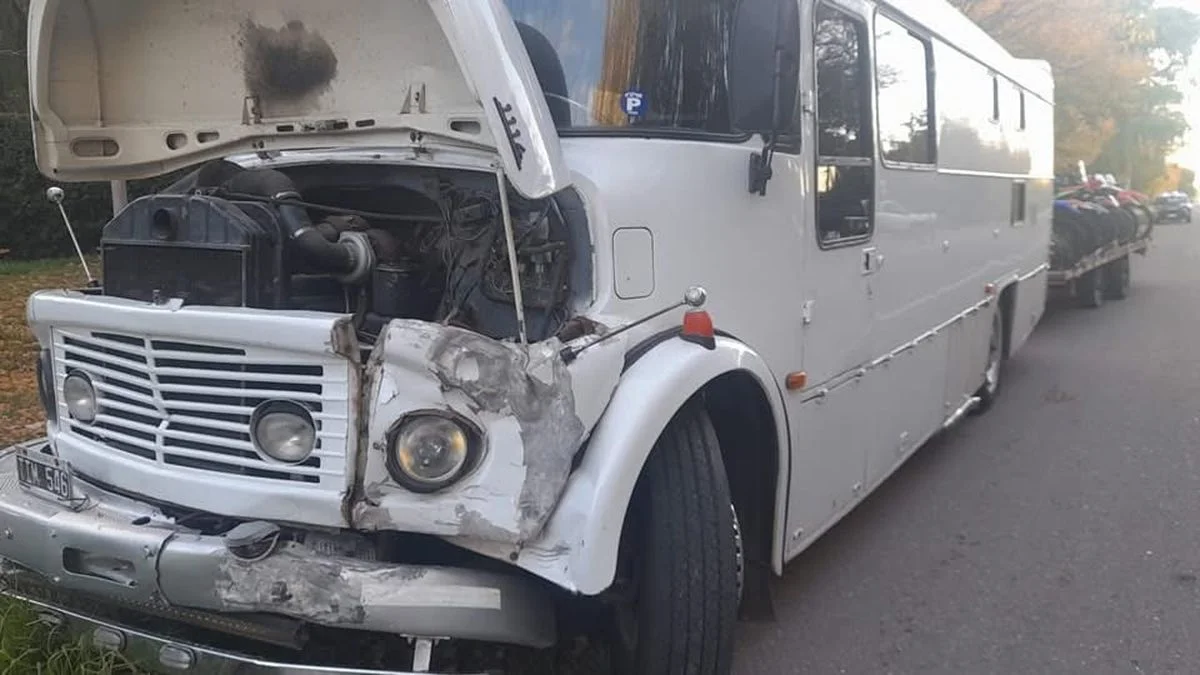 Fuerte accidente en San Rafael entre un colectivo y una camioneta