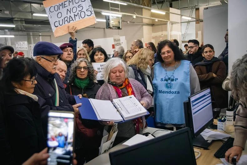 Los jubilados marcharon a la sede del PAMI pero el titular no dio la cara. 