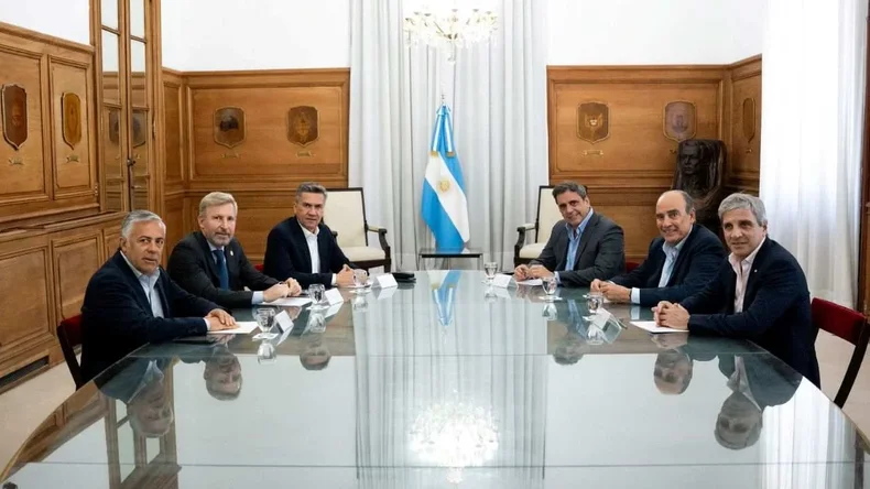 Alfredo Cornejo, reunido con integrantes del Gobierno.