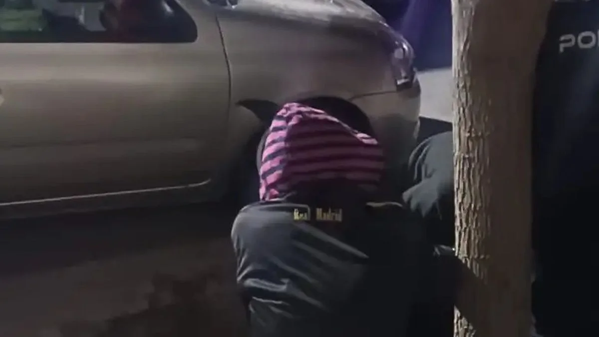 Intentaban robar ruedas de un auto estacionado que cayó sobre ellos y los tuvieron que rescatar
