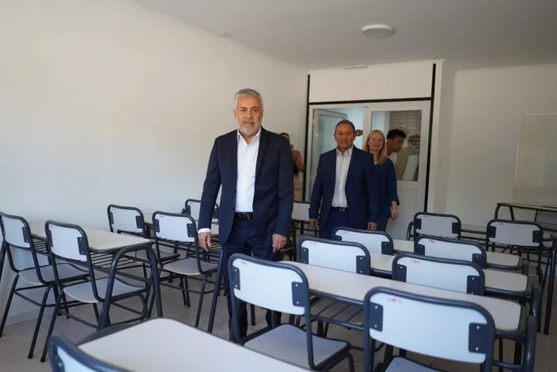 El gobernador Alfredo Cornejo junto al intendente de Malargüe, Celso Jaque en la inauguración de aulas en una escuela técnica que apunta a la minería. 