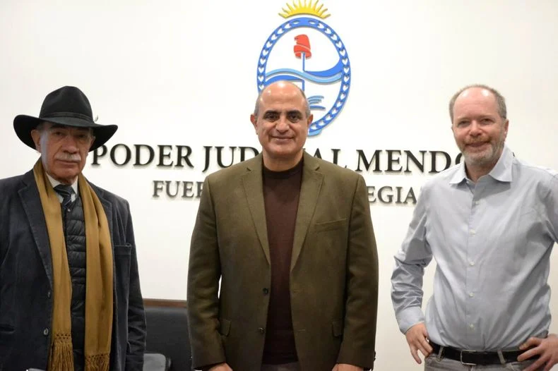 Los ministros de la Suprema Corte, José Valerio y Mario Adaro junto a Diego Golombek.