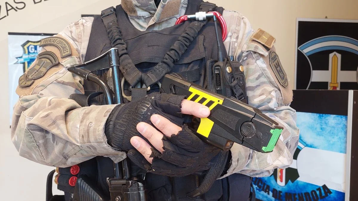 La Policía de Mendoza evitó una tragedia en Rivadavia usando una pistola Taser