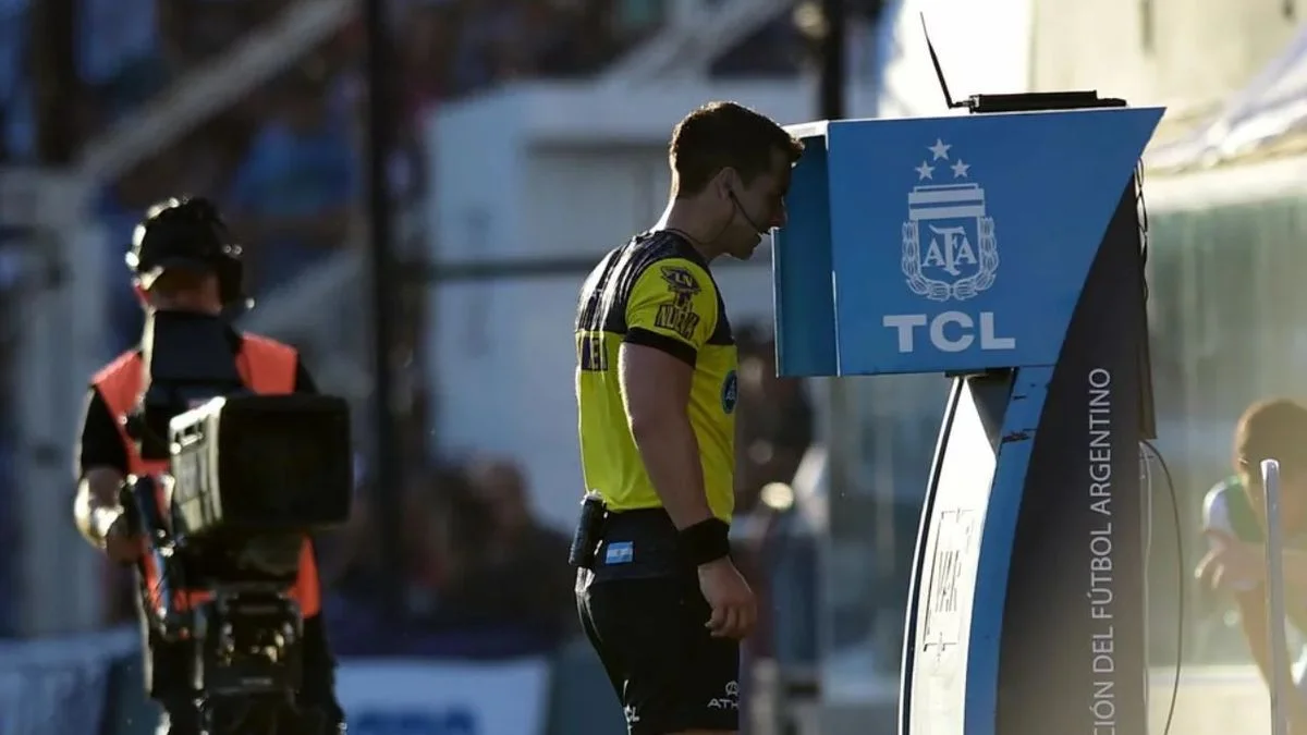 Polémica a la vista: la designación de árbitros para los 4tos de final que encendió el debate en Boca y Racing