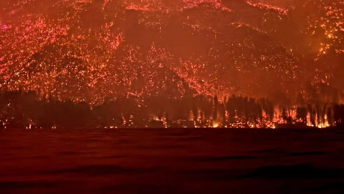 Chubut: ante incendios descontrolados, evacuan a residentes y turistas en localidades de Epuyén y El Hoyo