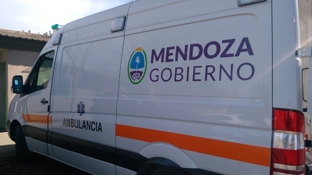 Una pareja sufrió lesiones tras quedar atrapada en su camioneta arrastrada por la corriente en San Carlos