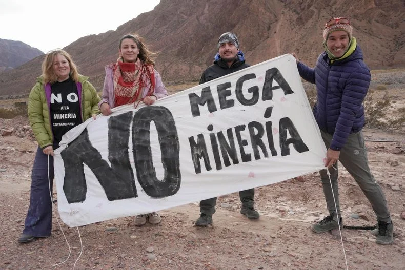 Postal del caravanazo contra San Jorge, el último 2 de agosto, en rutas de Mendoza hacia Uspallata. 