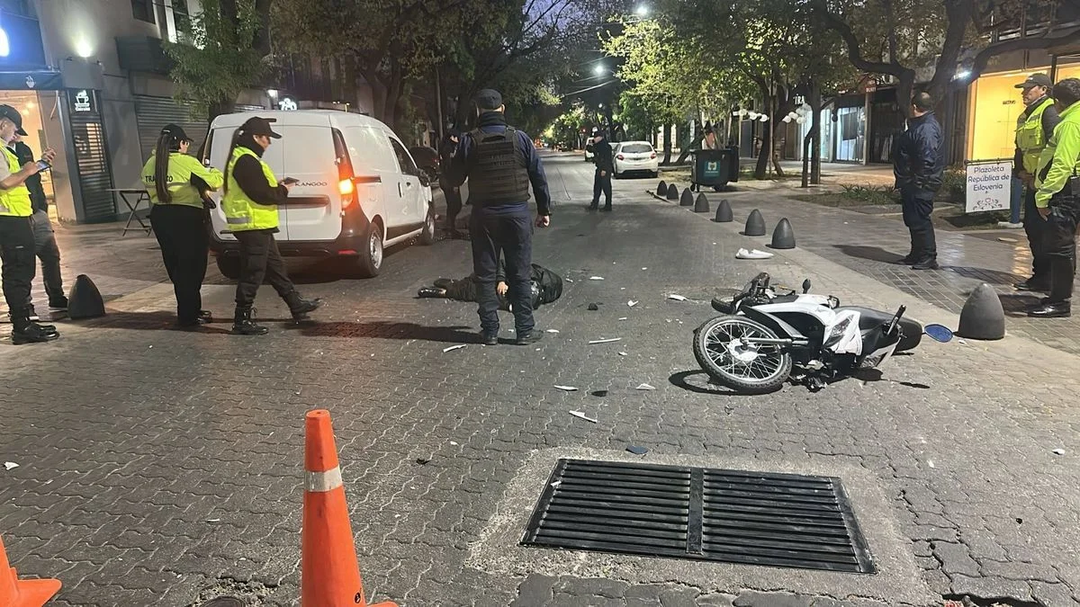 El choque de una moto y una camioneta utilitaria dejó dos heridos en la Arístides