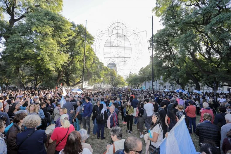Una postal de la masiva marcha en Mendoza contra el desguace de Milei a las universidades p&uacute;blicas.&nbsp;
