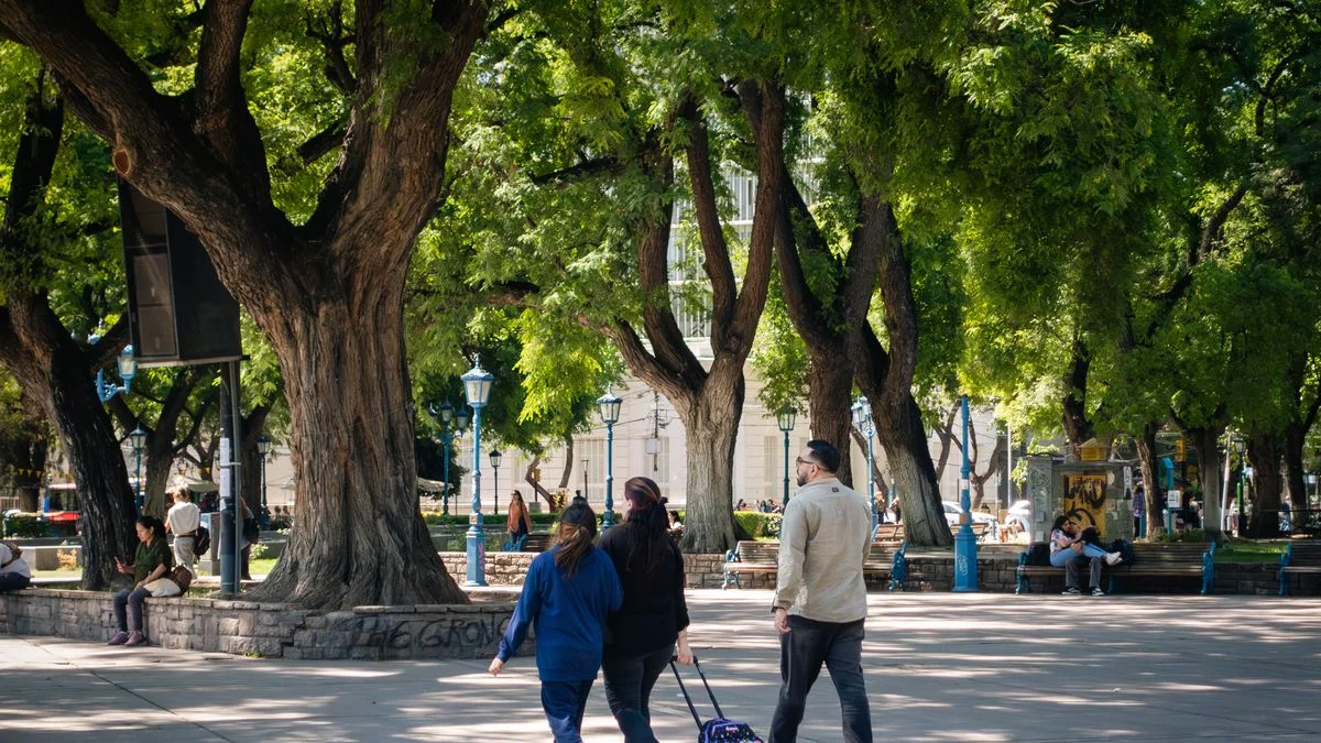 El tiempo en Mendoza: algo nublado, poco cambio de la temperatura y alerta por viento Zonda en Cordillera