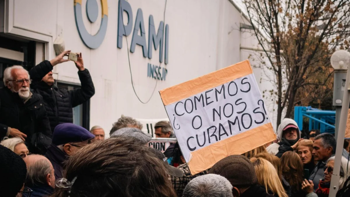 El Gobierno emite deuda para auxiliar al PAMI con $580.000 millones