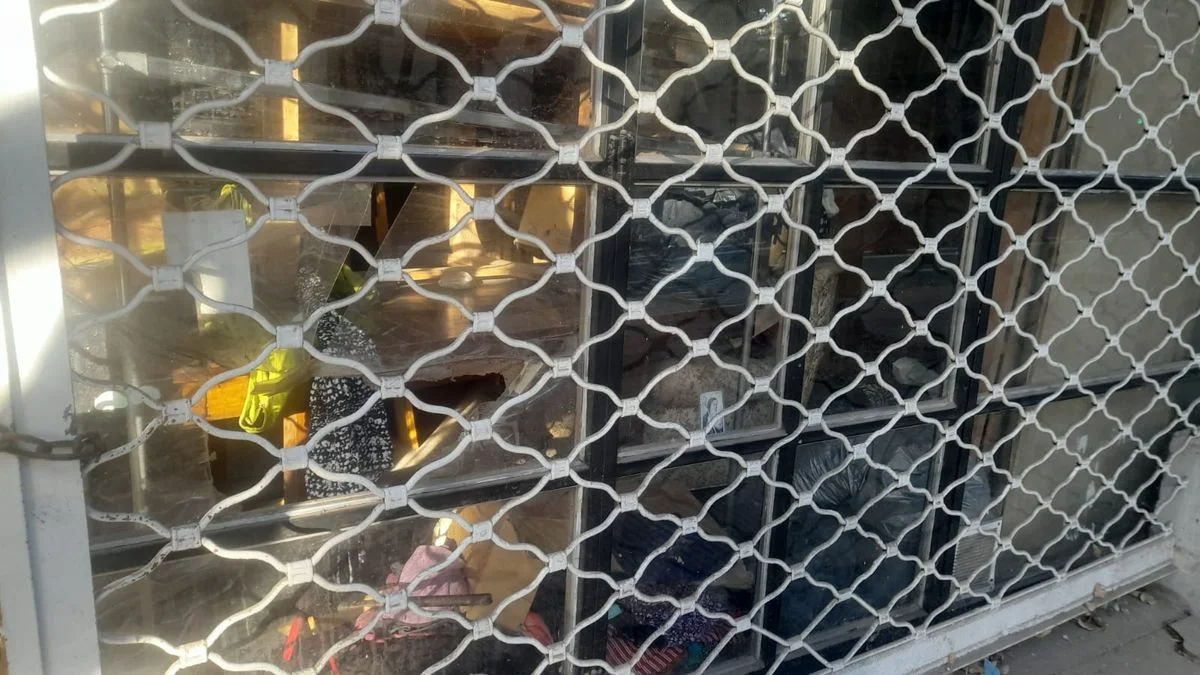 Detienen a tres delincuentes que rompieron una vidriera para llevarse ropa de un comercio del centro