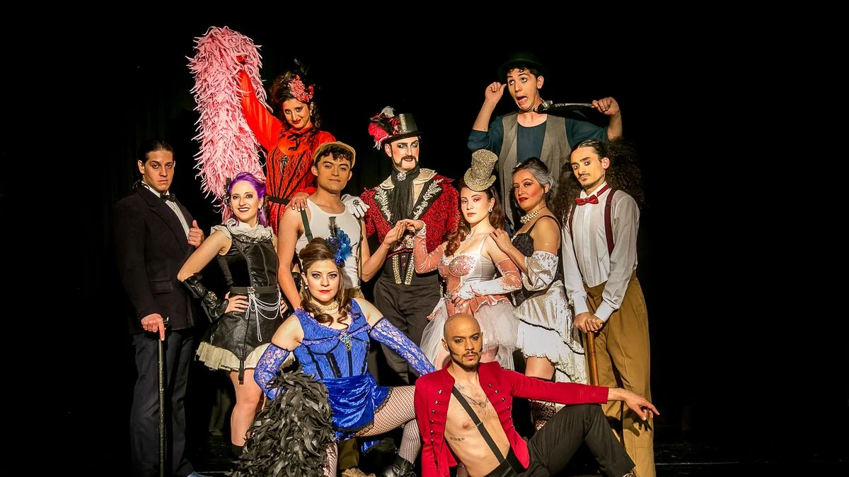 Con más de 30 artistas en escena, el musical inspirado en Moulin Rouge dará su última función
