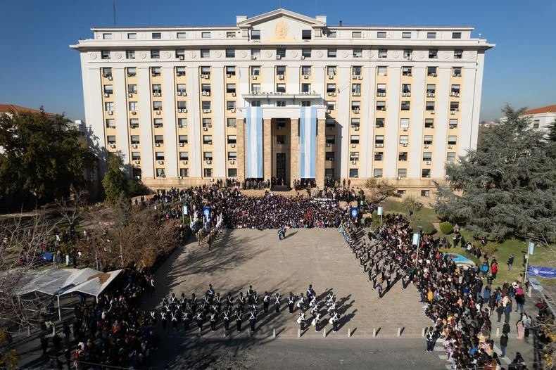 La Casa de Gobierno lució concurrida en el cambio de guardia. 
