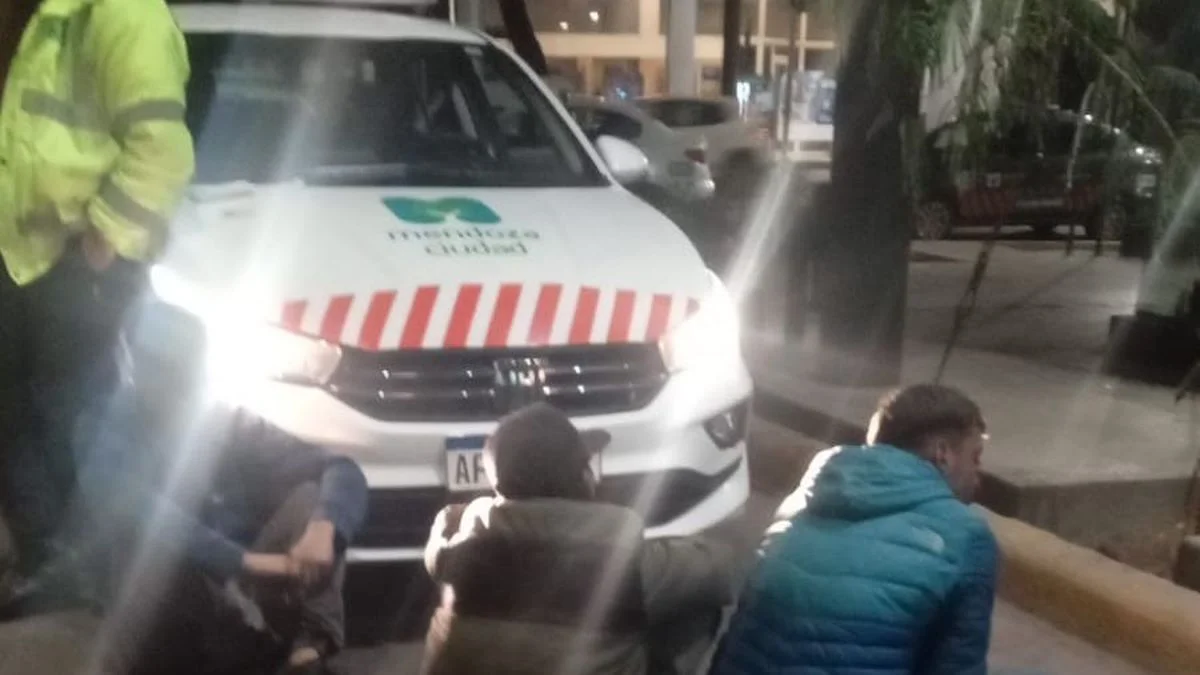 Vandalizaron un kiosco en pleno centro, se robaron gaseosas y fueron detenidos a las cuadras