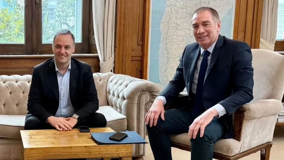 El Presupuesto en la mira: Santilli y Adorni rosquean para anticipar las sesiones extraordinarias