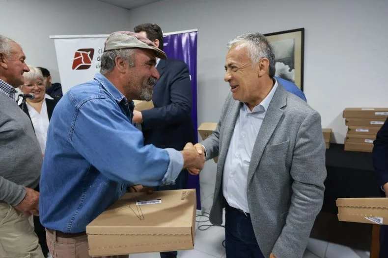 Alfredo Cornejo entregó antenas en el Sur provincial. 