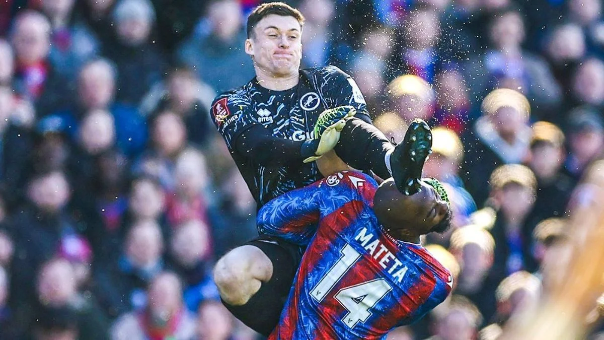 Video impactante: la brutal patada en la cabeza que mandó al hospital a un futbolista del Crystal Palace