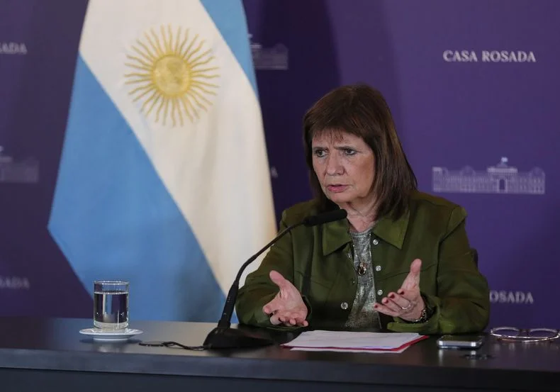 Patricia Bullrich va contra las barra bravas.