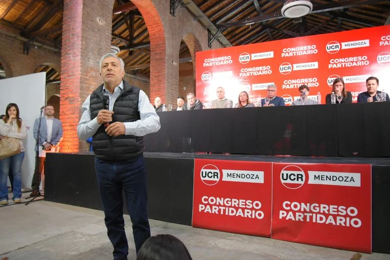 El gobernador Alfredo Cornejo en el Congreso de la UCR que aprobó su lista de candidatos. 