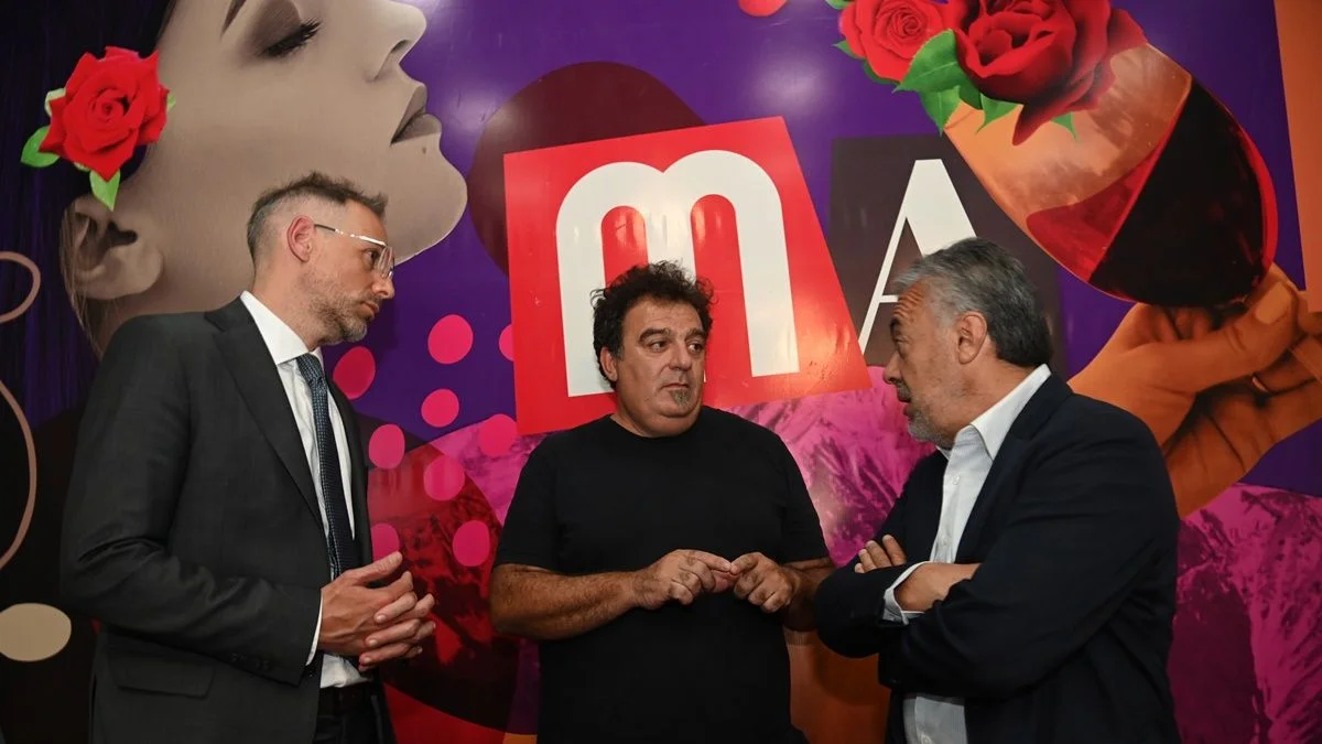 Hizo stand up con los hermanos Milei y firmó con Alfredo Cornejo para promocionar el vino de Mendoza