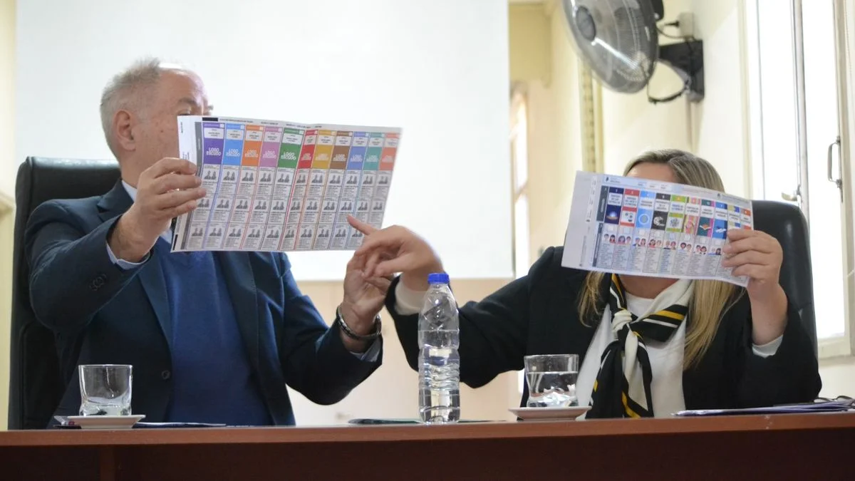 Dos urnas, tres autoridades de mesa y el color como elemento clave para evitar la confusión