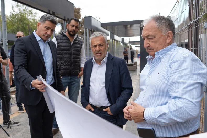 El gobernador Alfredo Cornejo en la recorrida de obras en el Metrotranv&iacute;a habl&oacute; de las elecciones.&nbsp;