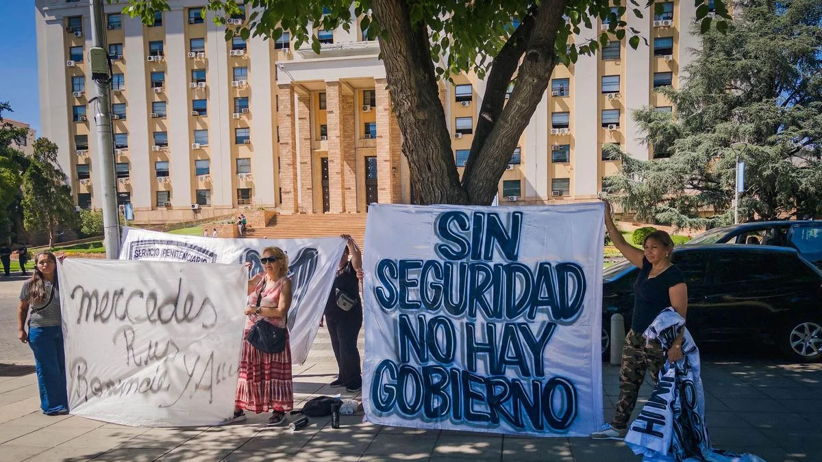 Tras el suicidio de otra efectivo, familiares de policías piden mayor contención y mejoras laborales