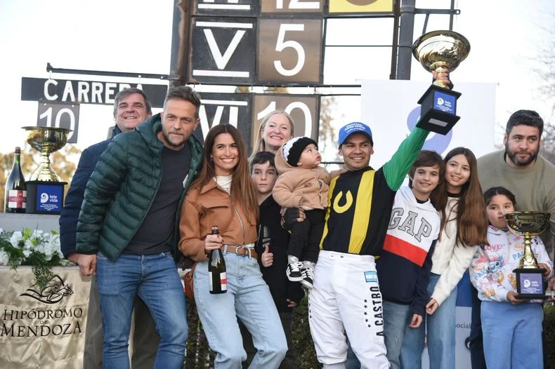 Code Breaker, guiado por su jockey Alexis Castro, obtuvo el título por excelencia del turf mendocino.