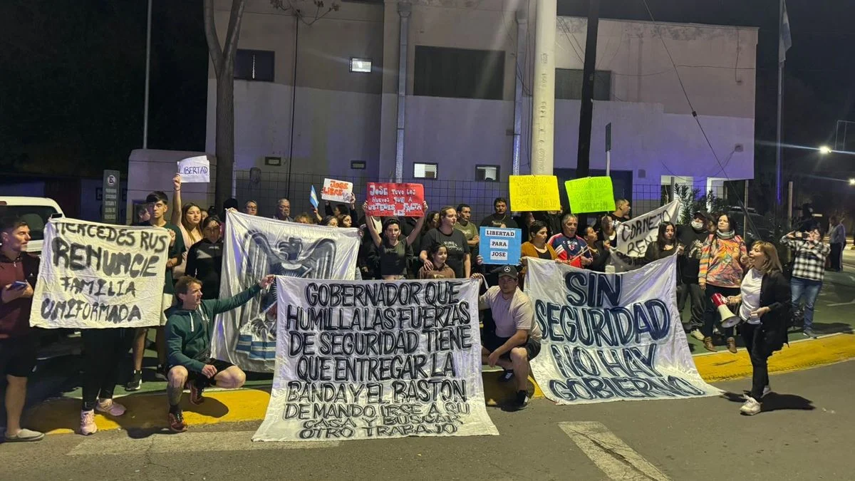 Video: familiares y allegados al policía imputado por homicidio tras balear a un ladrón piden por su liberación