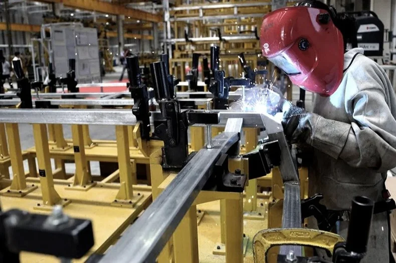 La industria metalúrgica creció 1,6% en mayo en forma interanual, pero en mayo de 2024 se había desplomado 17,6%. Contra abril cayó 1,1%
